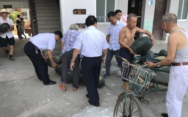 炎炎夏日，為福利院老人送清涼