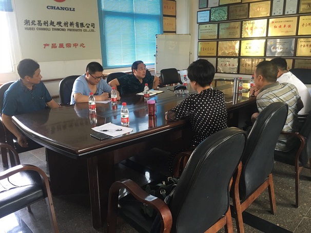 市經(jīng)信委領(lǐng)導來(lái)湖北昌利公司座談，調研金剛石工具產(chǎn)業(yè)發(fā)展情況